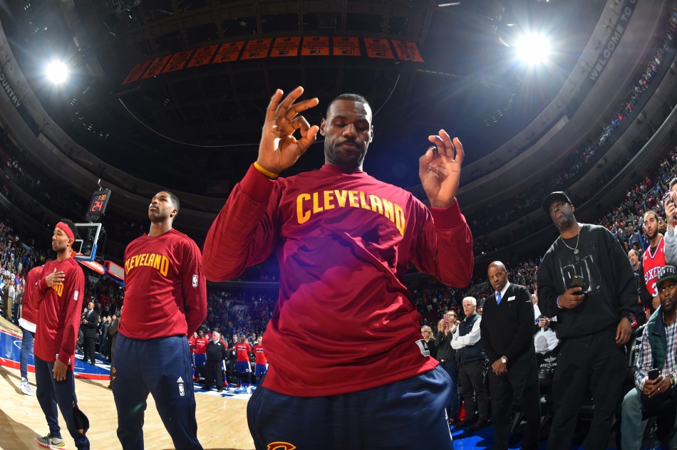 直播吧12月26日訊 騎士老板丹·吉爾伯特更新社媒。他寫(xiě)道：“節日快樂(lè )，騎士球迷們。感激每一位支持我們的你們。今天讓我們一起拿下圣誕大戰，讓連勝勢頭繼續延續！”目前騎士17勝14負，正在一波兩連勝中。