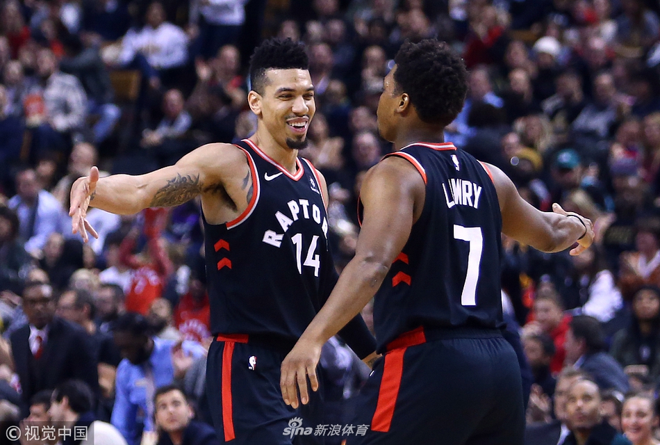 夠硬！拉文突破失衡2+1明顯崴腳 簡(jiǎn)單調整繼續打