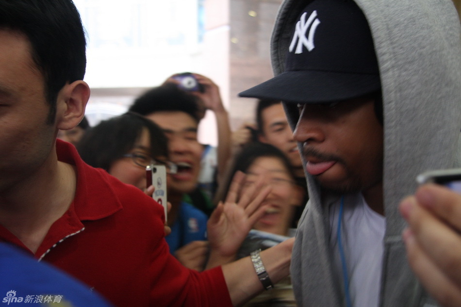 扎克·埃迪成灰熊隊史第三位拿到至少30分+15籃板+3蓋帽的球員