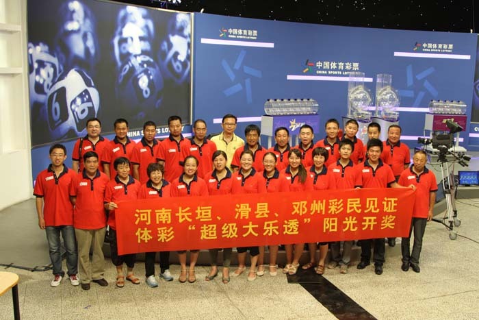 波蘭禁區亂戰，德佩倒地搶射破門(mén)荷蘭扳平