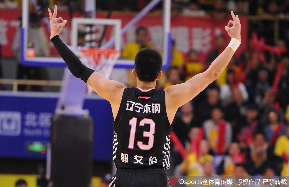 差點(diǎn)起沖突！沙德?tīng)帗屩袑P塞多犯規，凱塞多起身后將他推倒