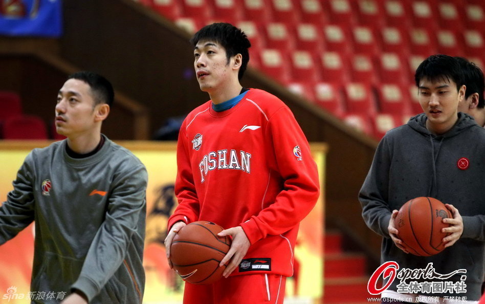 宵夜時(shí)刻，網(wǎng)友偶遇楊瀚森湖人賽后攜女友與團隊在韓料店用餐