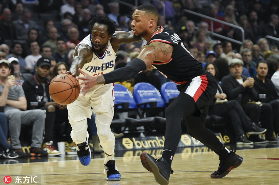 虎撲01月06日訊 今日，湖人115-119客場(chǎng)不敵火箭。賽后，湖人前鋒安東尼-戴維斯接受了采訪(fǎng)。談到自己最后時(shí)刻被吹進(jìn)攻犯規，戴維斯說(shuō)：“最后一個(gè)回合，那是一次糟糕的吹罰，霍勒迪在抓著(zhù)我的手臂，他在