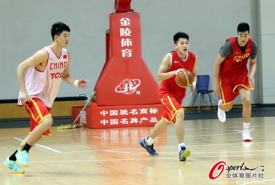 ??毫無(wú)生氣！庫里垂頭喪氣一整場(chǎng) 14投拿11分