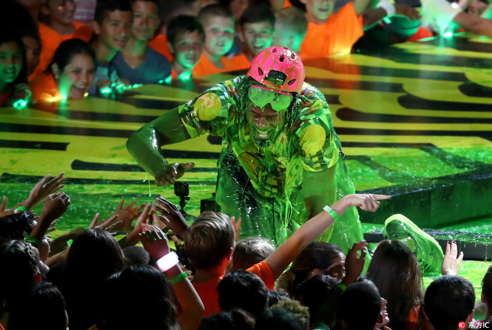 直播吧1月2日訊 近日，太陽(yáng)球員瑞安·鄧恩在參加節目時(shí)談到了主教練喬丹·奧特。談及奧特，鄧恩表示：“他就是個(gè)戰術(shù)鬼才。單論臨場(chǎng)指揮，他太懂如何牽制對手的防守布局了。他會(huì )給我們十足的信心，放手讓我們去做