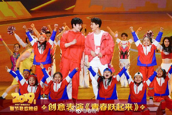 勢不可擋！西亞卡姆迎著(zhù)鮑爾干拔命中三分，步行者領(lǐng)先20分