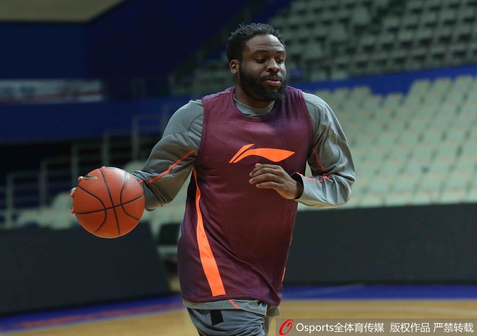 高難度！維金斯送擊地助攻 拉松滯空對抗防守打成2+1