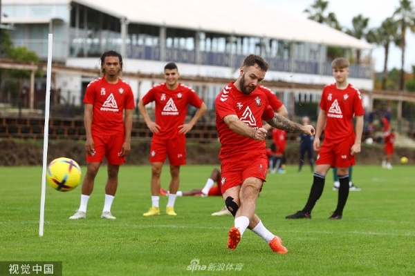 球進(jìn)燈亮！米切爾腳踩logo轟進(jìn)半場(chǎng)壓哨打板三分球