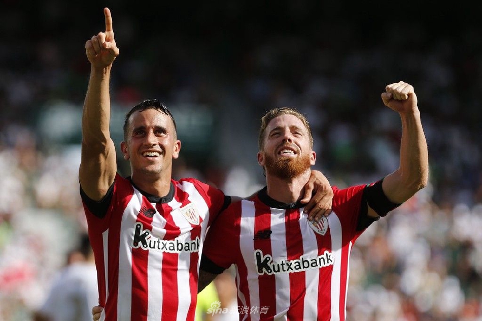 世體：萊萬(wàn)賽后被拍到一瘸一拐離開(kāi)球場(chǎng)，球員右腳踝受傷明顯