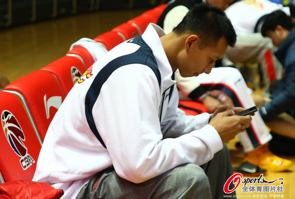 虎撲01月09日訊 今日NBA常規賽，快船103-126不敵掘金。賽后，快船隊記Tomer Azarly發(fā)推，談到了洛杉磯山火對球員狀態(tài)的影響時(shí)，他表示：“我原本以為比賽會(huì )推遲，但今天還是照常進(jìn)行還是