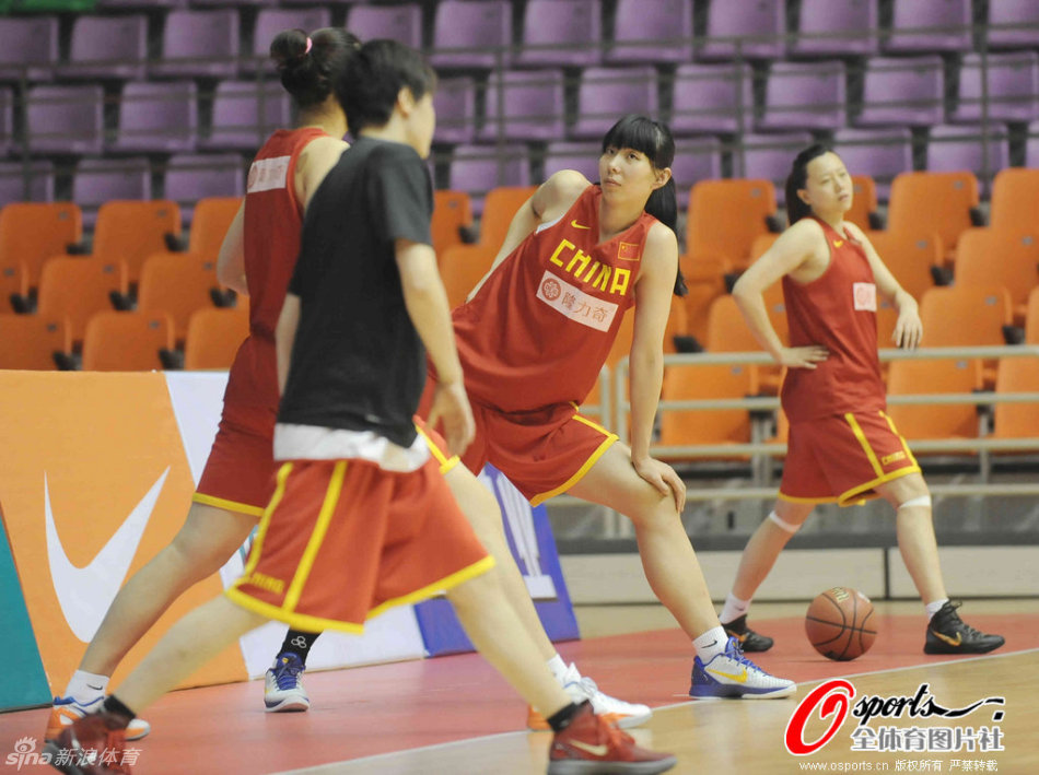 努涅斯近距離背身?yè)岦c(diǎn)，熱刺新門(mén)將金斯基神撲擋出