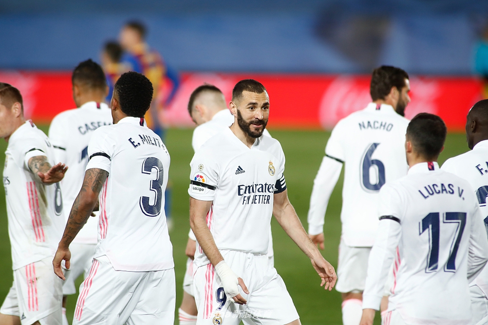 勢不可擋！西亞卡姆迎著(zhù)鮑爾干拔命中三分，步行者領(lǐng)先20分