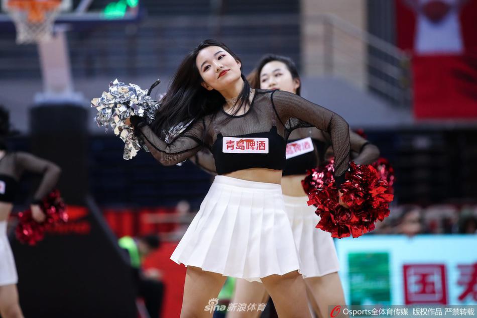 曼聯(lián)領(lǐng)先！弗格森在看臺上分享巧克力給達格利什，弗爵笑得超開(kāi)心