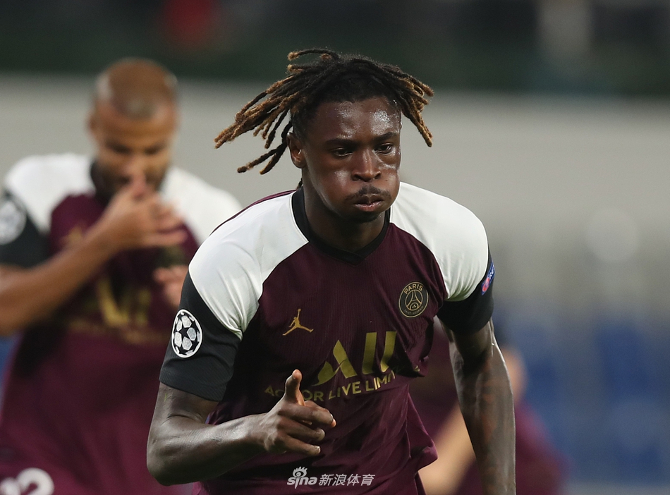 勢不可擋！西亞卡姆迎著(zhù)鮑爾干拔命中三分，步行者領(lǐng)先20分