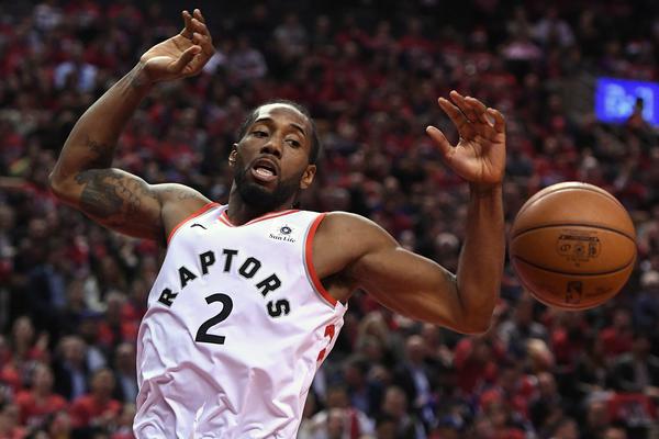 勢不可擋！西亞卡姆迎著(zhù)鮑爾干拔命中三分，步行者領(lǐng)先20分