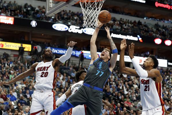 湖人半場(chǎng)狂砍77分領(lǐng)先鵜鶘20分！東契奇22分 里夫斯18分 艾頓10分