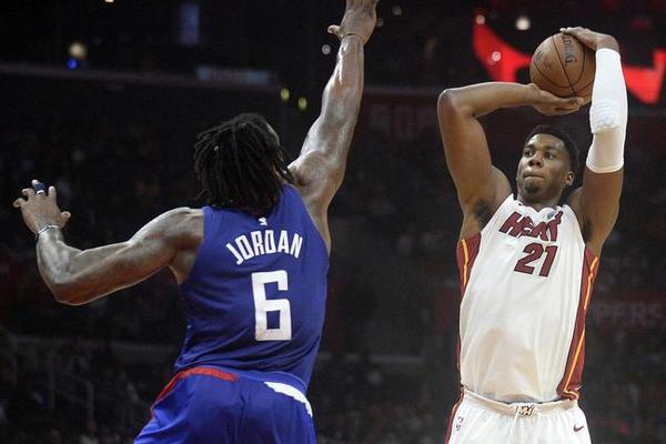 判罰爭議！范迪克賽后找裁判理論，貝里瓦爾也在旁邊