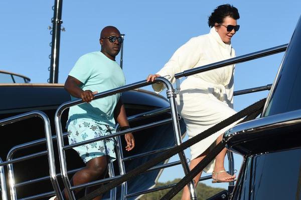 手起刀落！鮑爾超遠距離自信出手3分穩穩命中，公牛追至13分