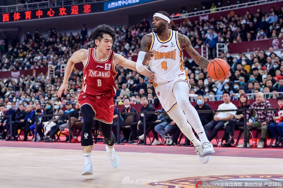 防守的價(jià)值！斯瑪特單防生擒搶斷愛(ài)德華茲 倒地長(cháng)傳送助攻！