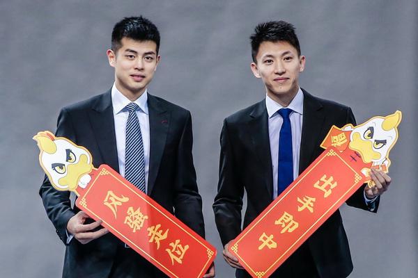 勢不可擋！西亞卡姆迎著(zhù)鮑爾干拔命中三分，步行者領(lǐng)先20分