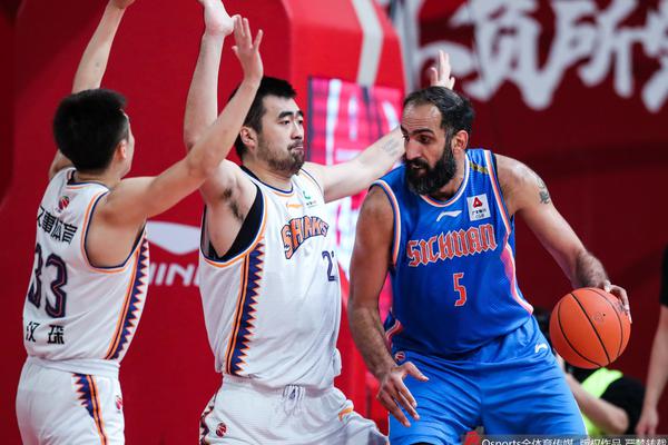 虎撲01月06日訊 NBA常規賽湖人對陣火箭的比賽正在進(jìn)行中。第四節比賽中，杰倫-格林被包夾強行出手，阿門(mén)原地暴起完成補扣。