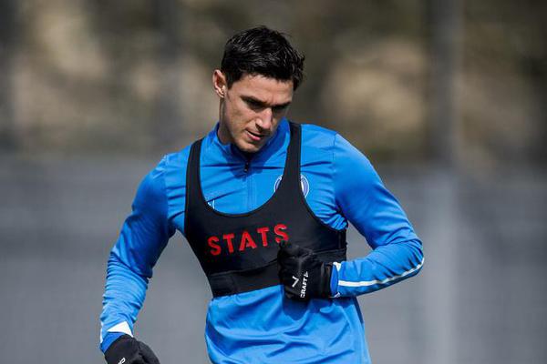 勢不可擋！西亞卡姆迎著(zhù)鮑爾干拔命中三分，步行者領(lǐng)先20分