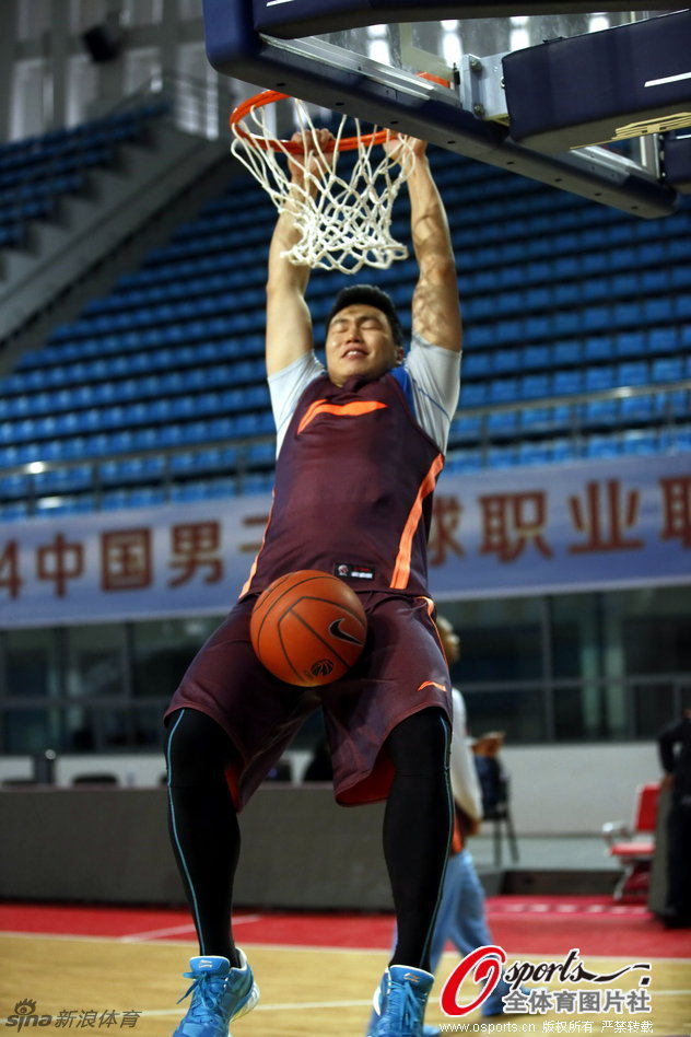 好久不見(jiàn)！41歲羅本重返慕尼黑，現場(chǎng)觀(guān)戰拜仁vs布魯日的歐冠比賽