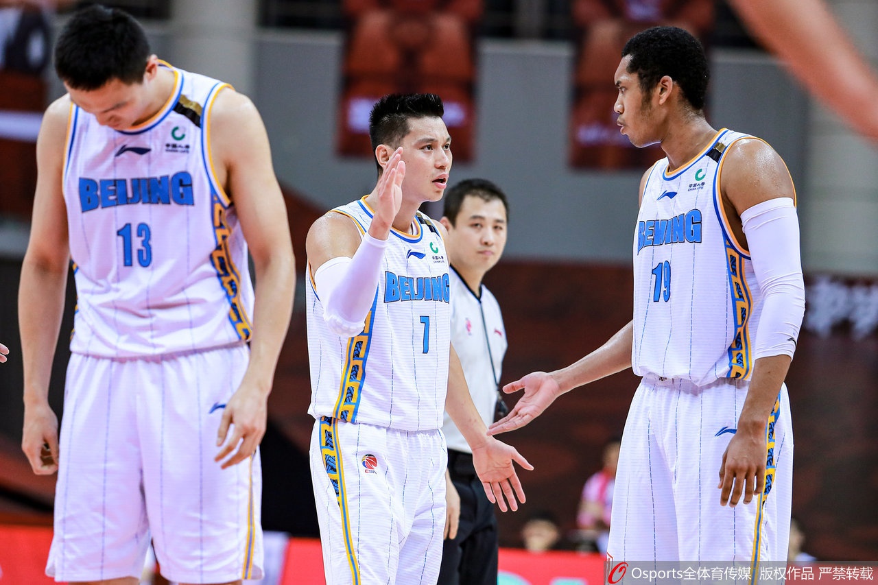 喬治娜社媒曬照 C羅摟著(zhù)蘋(píng)果CEO庫克等人合影