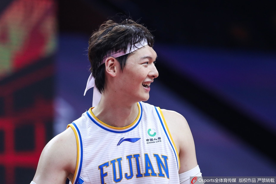直播吧1月13日訊 據ClutchPoints名記Brett Siegel報道，庫明加將在2月6日NBA交易截止日前被交易，目前的核心問(wèn)題在于，勇士能否獲得他們期望的等價(jià)回報，或得到他們急需的側翼球員