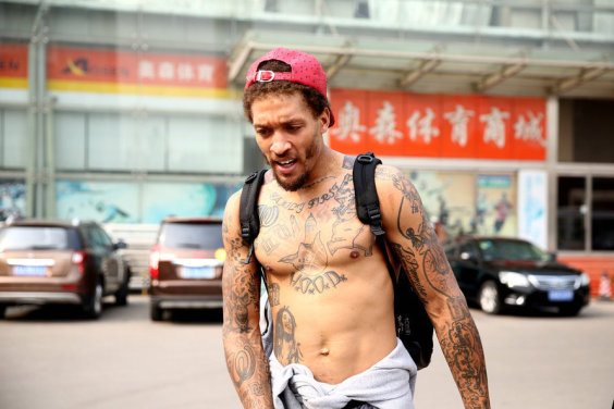 強烈的壓迫感！雄鹿官方曬出了明天NBA杯比賽的球場(chǎng)涂裝！