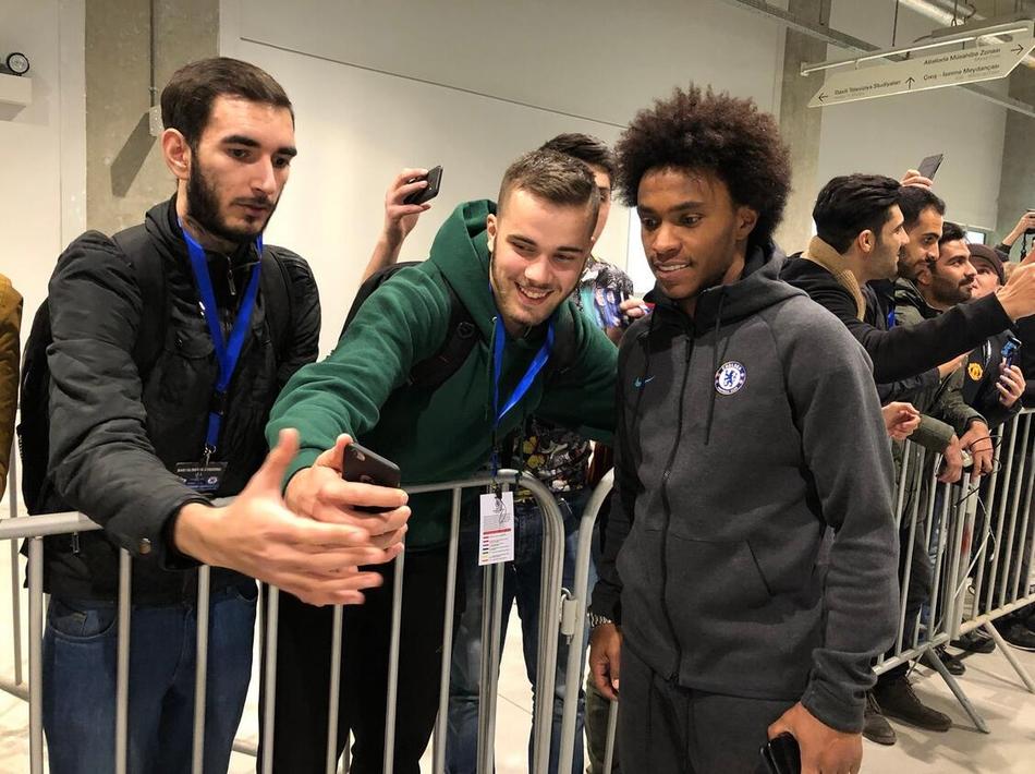 告訴俺爸??馬特奧做顛球花式環(huán)繞地球，迫不及待告訴梅西蘇牙