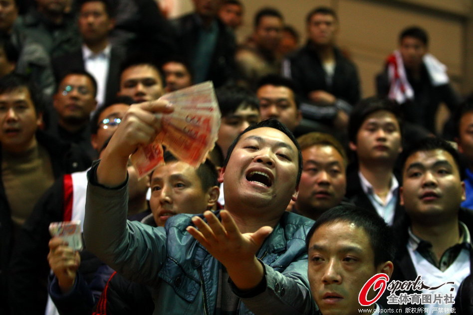 這是哪位吧友??米蘭官博曬照：歡迎特別嘉賓，5號吳彥祖