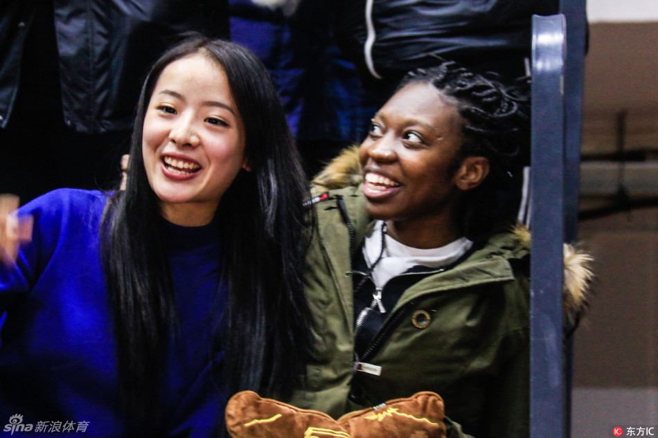 虎撲01月20日訊 今日NBA常規賽快船對陣湖人的比賽正在進(jìn)行中。比賽第一節，哈登單挑克里斯蒂，克里斯蒂緊緊貼防封蓋哈登投籃。