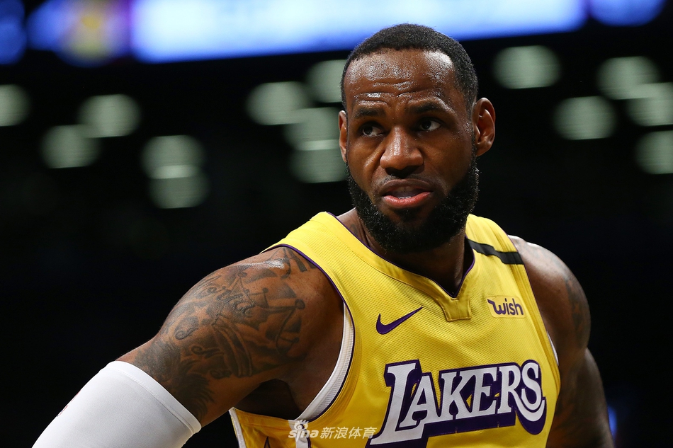 直播吧1月2日訊 NBA常規賽，熱火118-112戰勝活塞。賽后，阿德巴約接受了記者采訪(fǎng)。談到球隊近期在第三節的表現回暖，他說(shuō)道：“我們覺(jué)得在第三節開(kāi)始時(shí)表現有所下滑。我們的教練是個(gè)瘋子，他會(huì )不斷強調