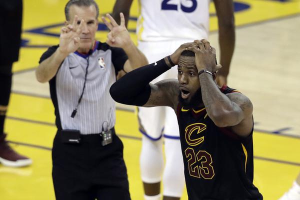 在《我的世界》的生存模式中，鐵錠無(wú)疑是你走向繁榮的關(guān)鍵資源。從基礎的武器裝備到功能性的鐵軌和桶，它的身影無(wú)處不在。作為一名在方塊世界摸爬滾打多年的老礦工，讓我帶你探索獲取鐵錠的各種途徑，讓你的冒險之旅