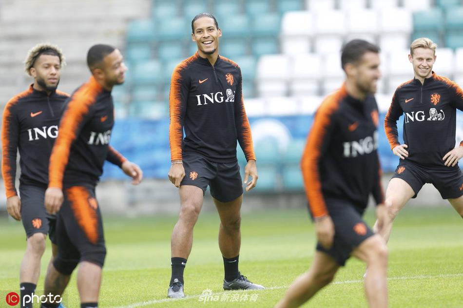 利物浦落后！鐮田大地挑傳策動(dòng)，戈麥斯解圍不遠，薩爾抽射破門(mén)