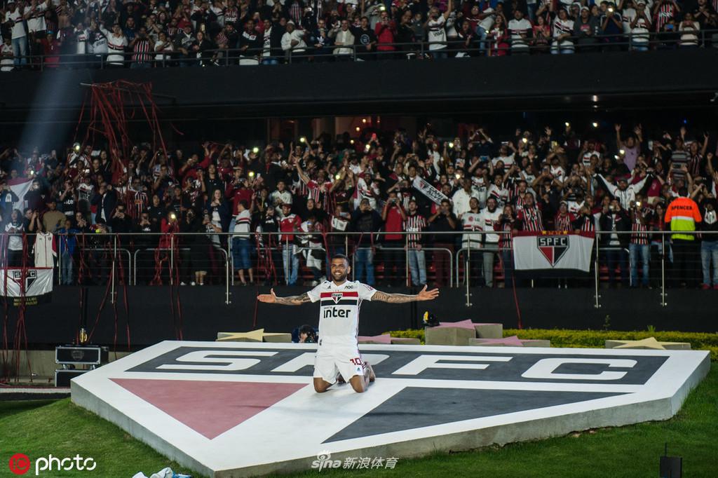 直播吧10月31日訊 NBA常規賽，魔術(shù)123-107輕取黃蜂。此役魔術(shù)前鋒班凱羅高效全面，打了32分鐘12投8中，三分4中2、罰球6中2拿到20分9籃板9助攻2搶斷，正負值+9。