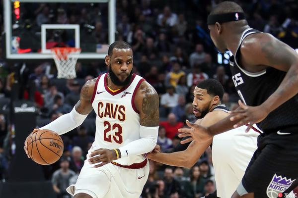 直播吧10月31日訊 NBA常規賽，奇才主場(chǎng)108-127不敵雷霆。此役，奇才后衛麥科勒姆命中生涯第2000記三分達成里程碑，但依舊沒(méi)法幫助奇才贏(yíng)下比賽。整場(chǎng)比賽，麥科勒姆出戰23分鐘，10投6中，三