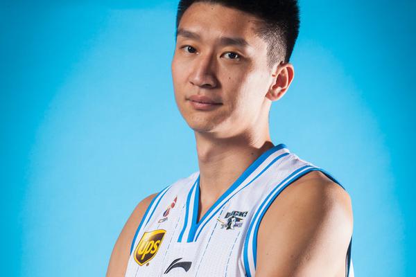 直播吧10月23日訊 NBA常規賽，森林狼118-114戰勝開(kāi)拓者。本場(chǎng)比賽，森林狼球員麥克丹尼爾斯表現出色，再次展現出自己攻防一體的全能屬性，還有隔扣楊瀚森的精彩進(jìn)球，在29分鐘的時(shí)間里，投籃12中