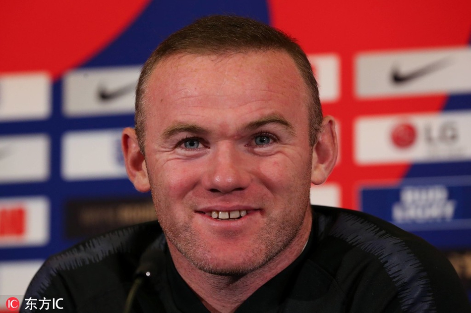 世體：萊萬(wàn)賽后被拍到一瘸一拐離開(kāi)球場(chǎng)，球員右腳踝受傷明顯