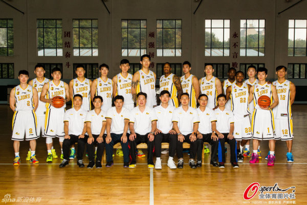 勢不可擋！西亞卡姆迎著(zhù)鮑爾干拔命中三分，步行者領(lǐng)先20分