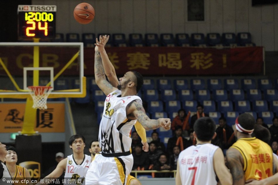 直播吧11月20日訊 NBA常規賽，黃蜂118-127不敵步行者?？四崤鍫?0中11，三分12中5，砍下28分8籃板7助攻?？四崤鍫栐谏那?5場(chǎng)比賽中已經(jīng)50記三分球，NBA歷史最快。主教練查爾斯·