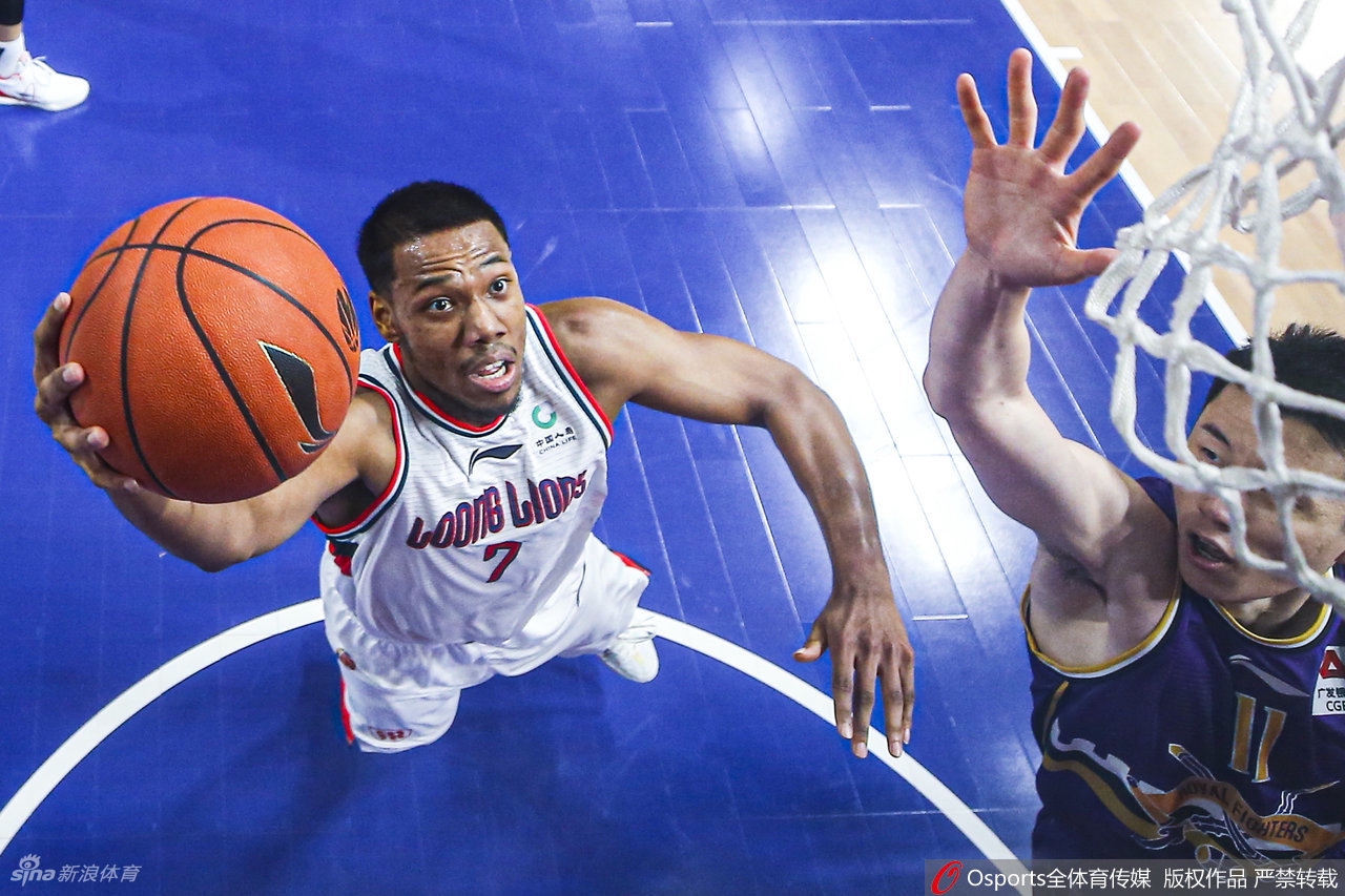 直播吧1月2日訊 NBA常規賽，獨行俠108-123不敵76人。本場(chǎng)比賽，克萊進(jìn)攻端外線(xiàn)還是找不到手感，在場(chǎng)上作用糟糕，他替補出戰13分鐘，9中4，三分5中1拿到9分2籃板1助攻1搶斷，正負值-12。