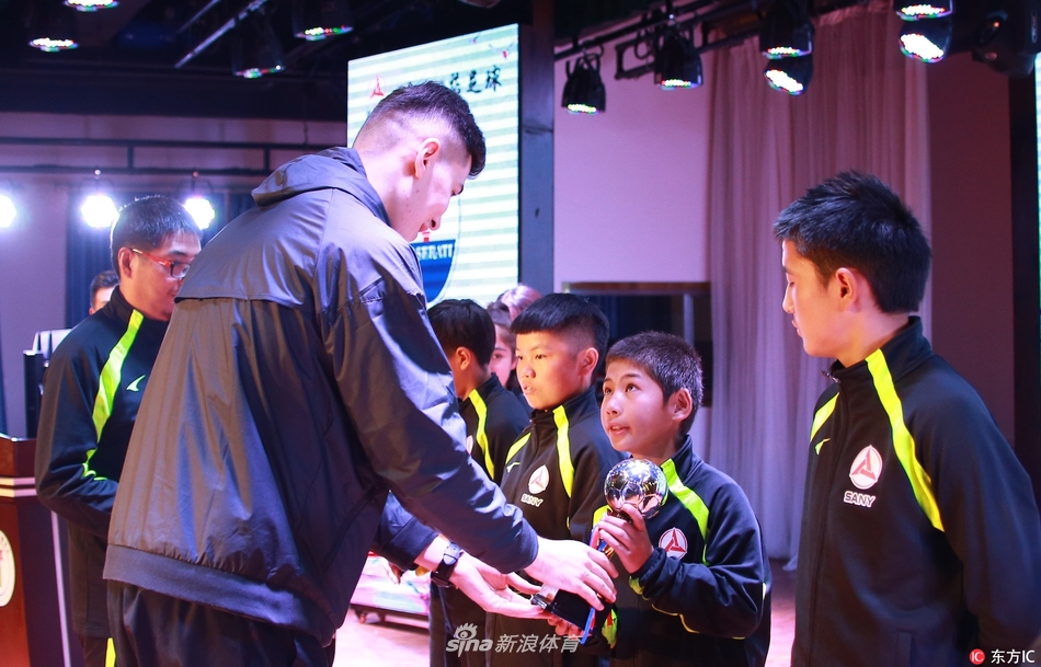 有點(diǎn)麻煩！字母哥被唐斯騙犯規 開(kāi)場(chǎng)不到2分鐘2犯在身