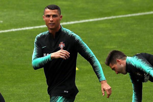 蘇亞雷斯本場(chǎng)數據：1助攻1關(guān)鍵傳球1錯失進(jìn)球機會(huì )，評分7.3