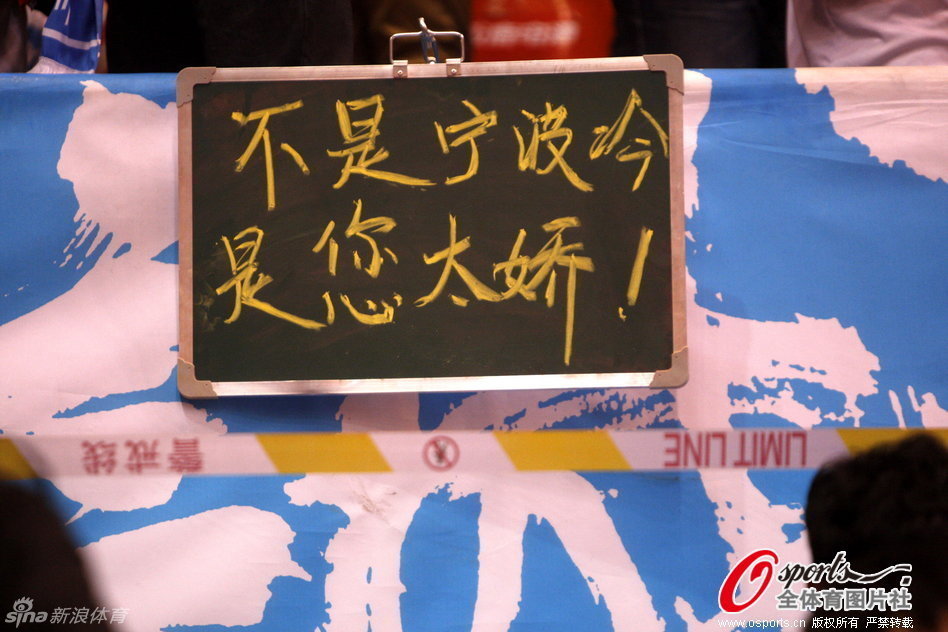 虎撲04月17日訊 公牛更新官方社媒，宣布前鋒奧努拉爾普-比蒂姆被診斷右眼視網(wǎng)膜脫落，將缺席剩余的季后賽。比蒂姆本賽季場(chǎng)均可以得到3.5分1.4籃板0.6助攻。
