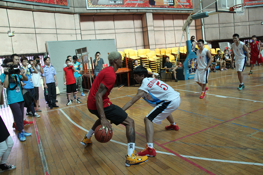 不會(huì )回歸！內史密斯橫移時(shí)踩到厄爾腳踝 疼得直打滾&被抬回更衣室