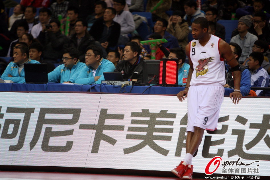 [流言板]高興不過(guò)5秒！塞克斯頓絕平3分后非常激動(dòng)，隨后被壓哨絕殺