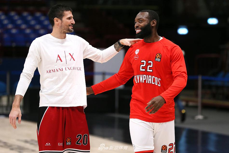 直播吧1月8日訊 今日ESPN名記Tim MacMahon在《NBA TODAY》節目中談到了濃眉交易流言。該記者表示：“獨行俠老板帕特里克·杜蒙希望看到安東尼·戴維斯、歐文和弗拉格一起打球，然后再做