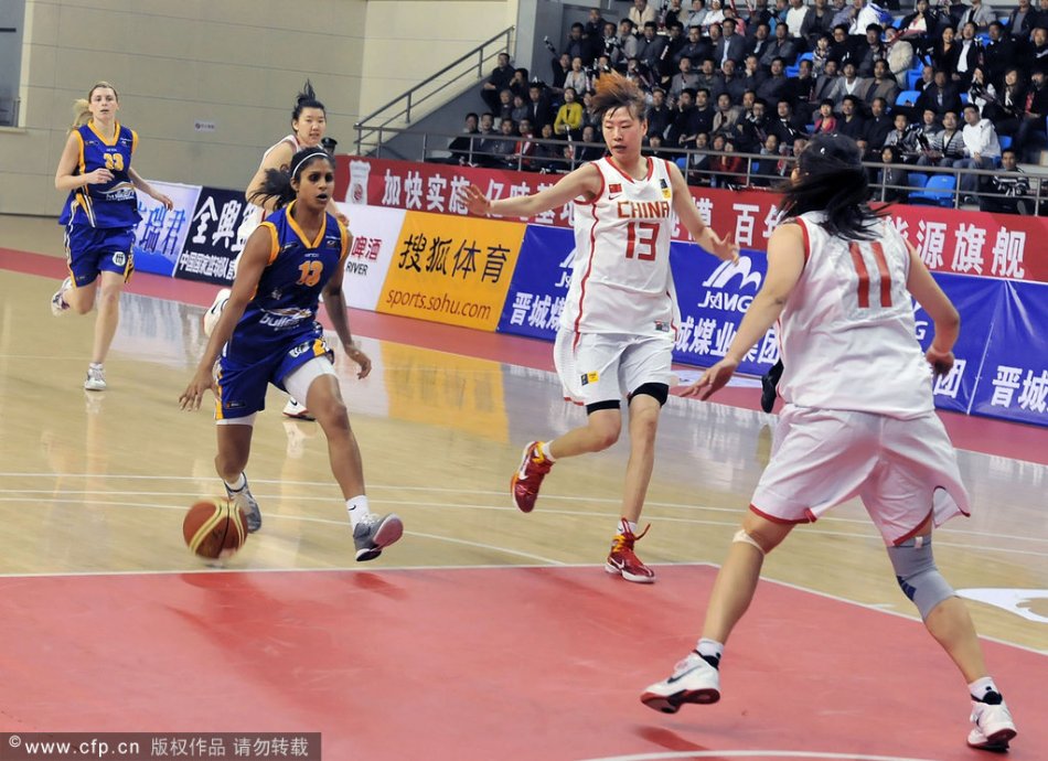 虎撲07月12日訊 NBA夏聯(lián)，開(kāi)拓者97-93擊敗黃蜂。黃蜂27號秀尼克-史密斯全場(chǎng)出戰28分鐘，19中13，三分5中4得到33分4籃板3助攻1搶斷1蓋帽。